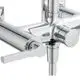 Duschsystem mit Chrom-Oberfläche und Hebelgriffen, gefertigt von Ideal Standard. Detailansicht der Armatur und Greifmechanismen.